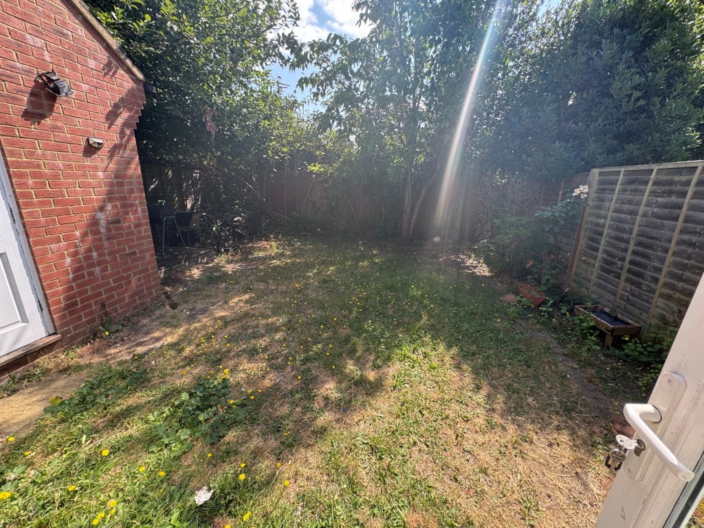 Lot: 216 - FREEHOLD THREE-BEDROOM SEMI-DETACHED HOUSE - A RESIDENTIAL INVESTMENT - Rear garden